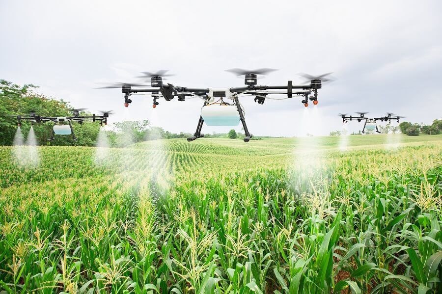 Nos últimos anos, a agricultura tem experimentado uma revolução tecnológica que está mudando a forma como os produtores gerenciam suas lavouras. Entre as inovações mais notáveis, os drones agrícolas emergiram como ferramentas indispensáveis, ajudando a transformar o campo em um ambiente de alta tecnologia. Esses dispositivos, antes associados apenas a hobbies ou usos militares, agora desempenham um papel crucial na agricultura de precisão, trazendo benefícios como aumento da produtividade, redução de custos e uso mais sustentável dos recursos naturais.