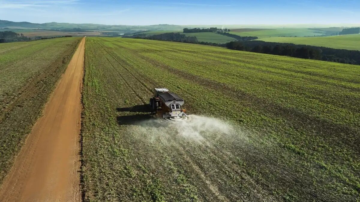 A eficiência na distribuição de adubos e corretivos de solo é altamente influenciada pelas condições climáticas e pelas características regionais de cada área agrícola. A temperatura ambiente, a velocidade do vento, a umidade do solo e o tipo de relevo desempenham papéis cruciais na eficiência da aplicação, e, por isso, entender como esses fatores impactam os resultados é fundamental para otimizar o uso de insumos e garantir uma produção sustentável.